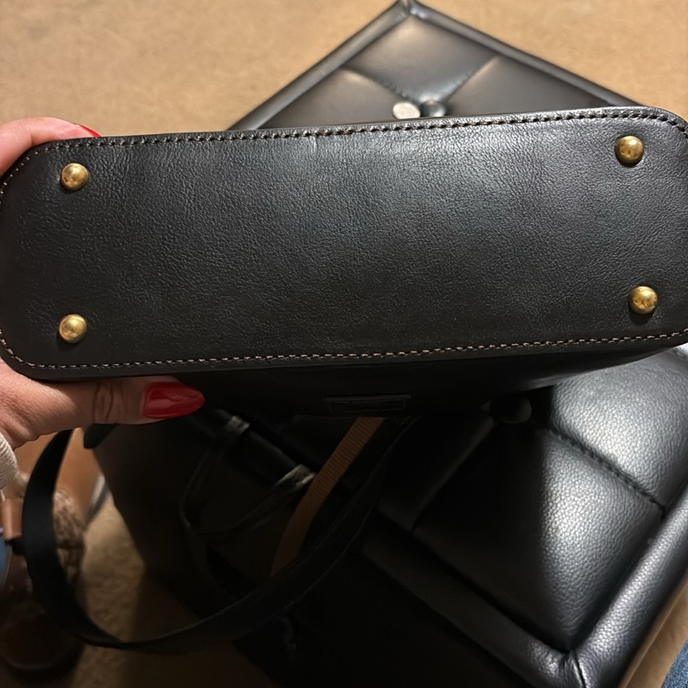 Small Dooney and Burke shoulder bag. - Picture 4 of 4